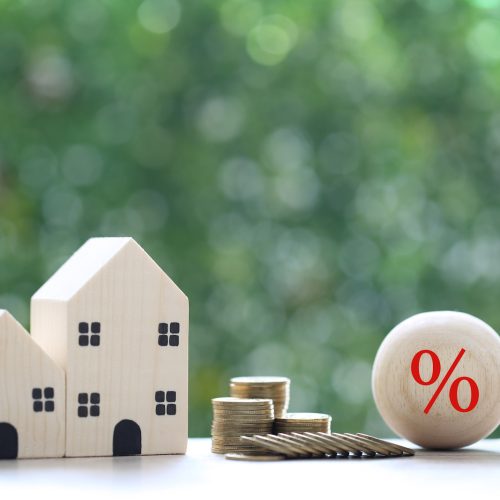 Interest rate up and Banking concept, Model house with Percentag Ceny mieszkań – co się działo na rynku wtórnym w II kw. 2026?