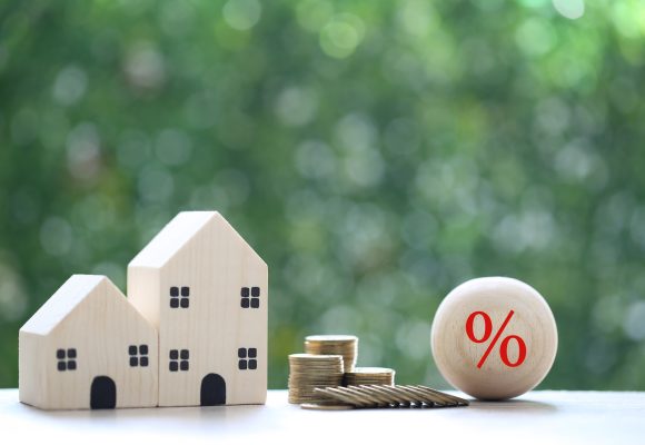 Interest rate up and Banking concept, Model house with Percentag Ceny mieszkań – co się działo na rynku wtórnym w II kw. 2026?