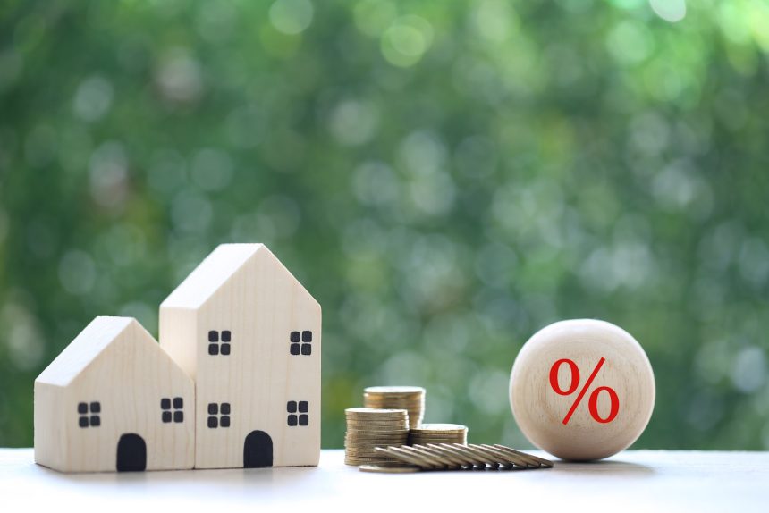 Interest rate up and Banking concept, Model house with Percentag Ceny mieszkań – co się działo na rynku wtórnym w II kw. 2026?